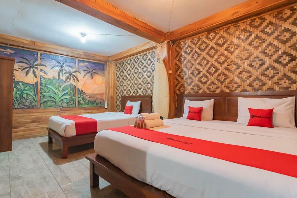 RedDoorz Deluxe Twin Room