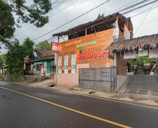 RedDoorz near Pantai Karang Hawu Pelabuhan Ratu