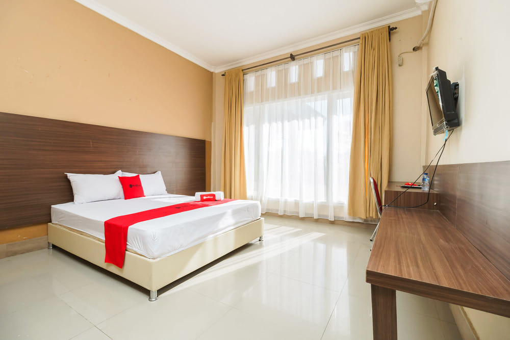 RedDoorz Deluxe Room