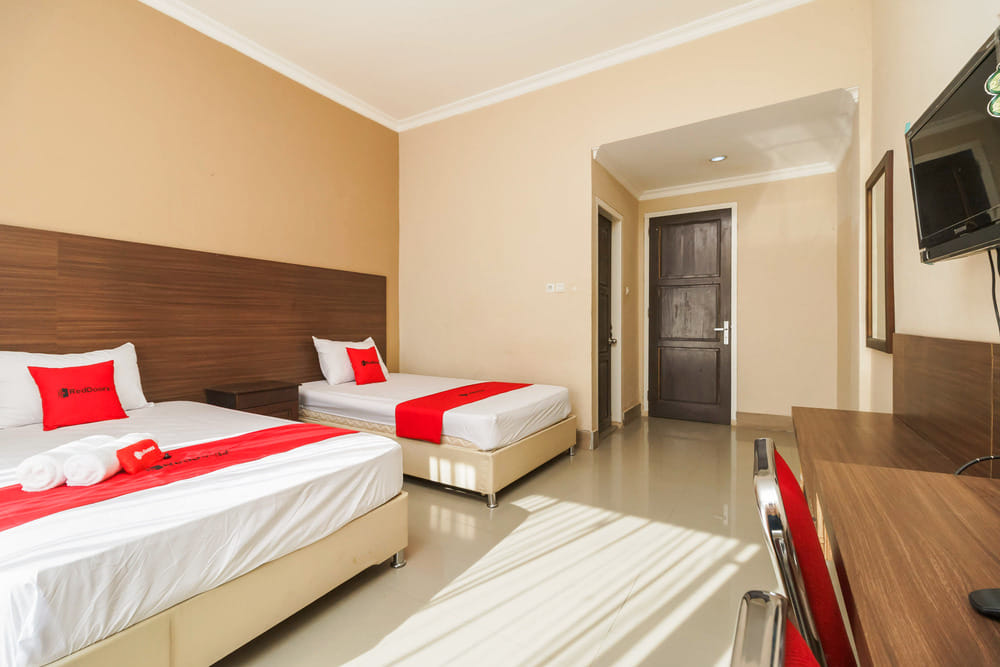 RedDoorz Deluxe Twin Room