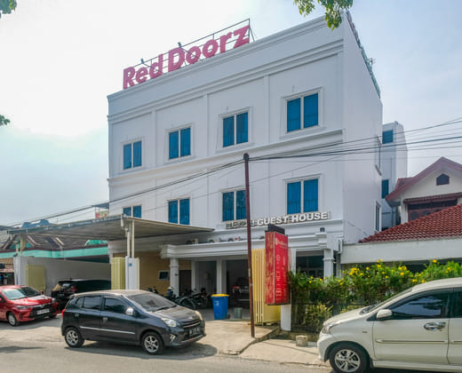 RedDoorz near Hermes Place Polonia Medan
