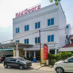 RedDoorz near Hermes Place Polonia Medan