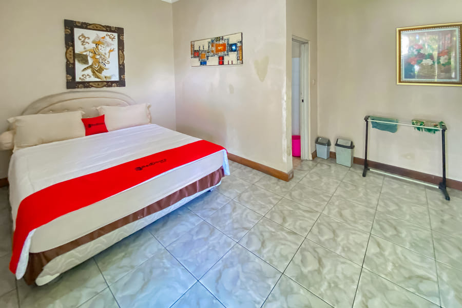 Reddoorz near Taman Bunga Nusantara