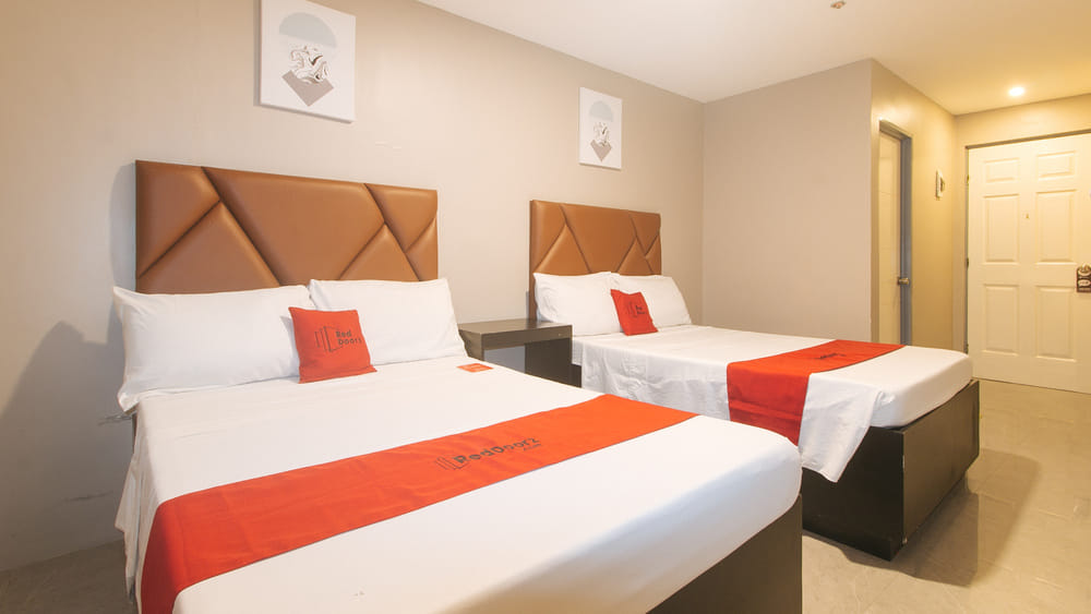 RedDoorz Quadruple Room