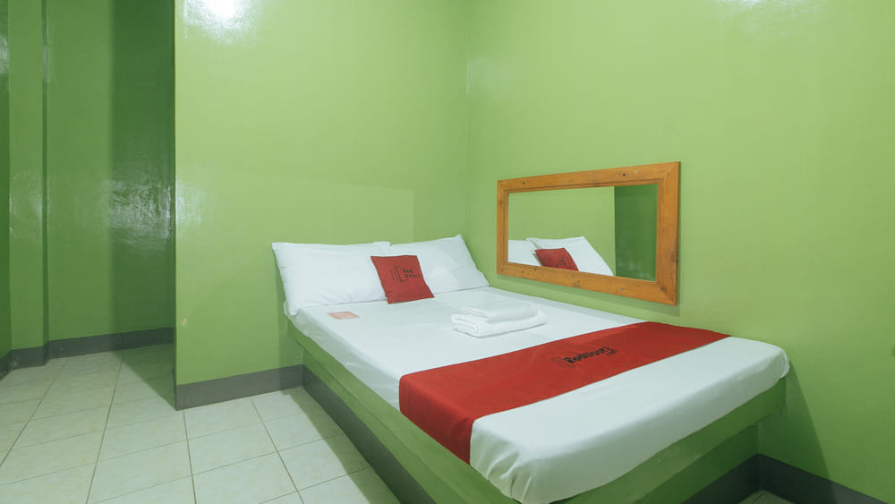 RedDoorz Deluxe Room