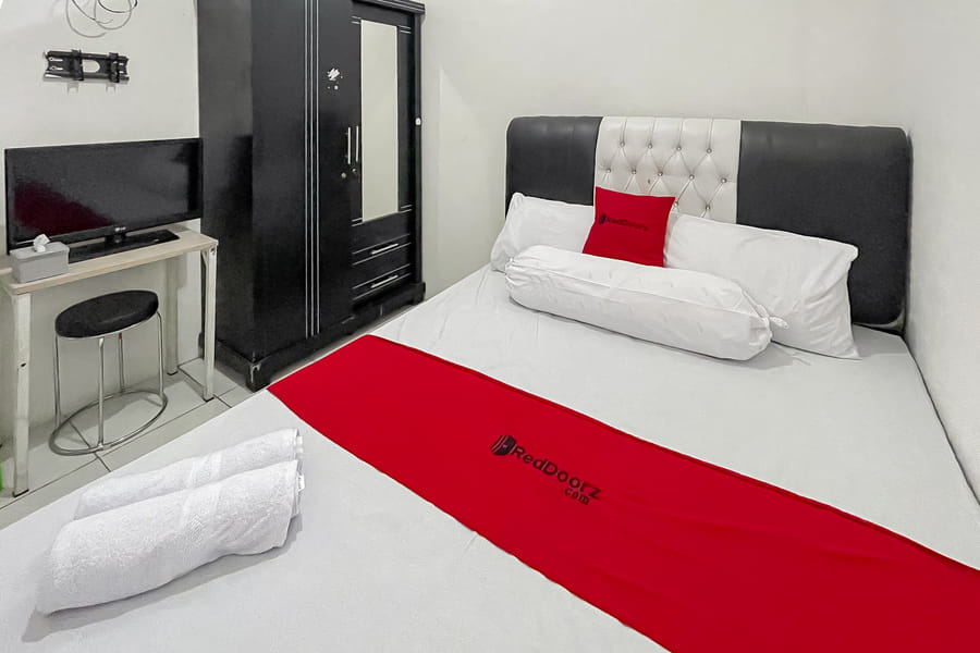 RedDoorz Near Karawang Central Plaza