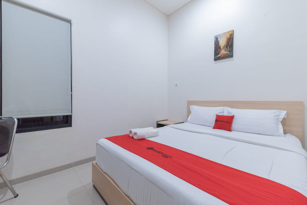 RedDoorz Deluxe Room