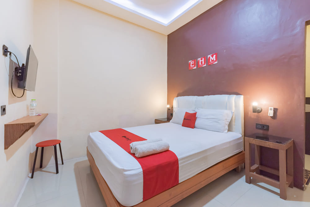 RedDoorz Deluxe Room