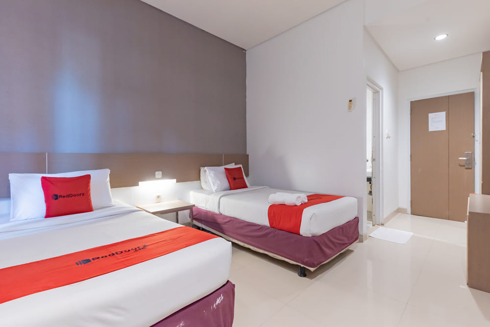 RedDoorz Twin Room