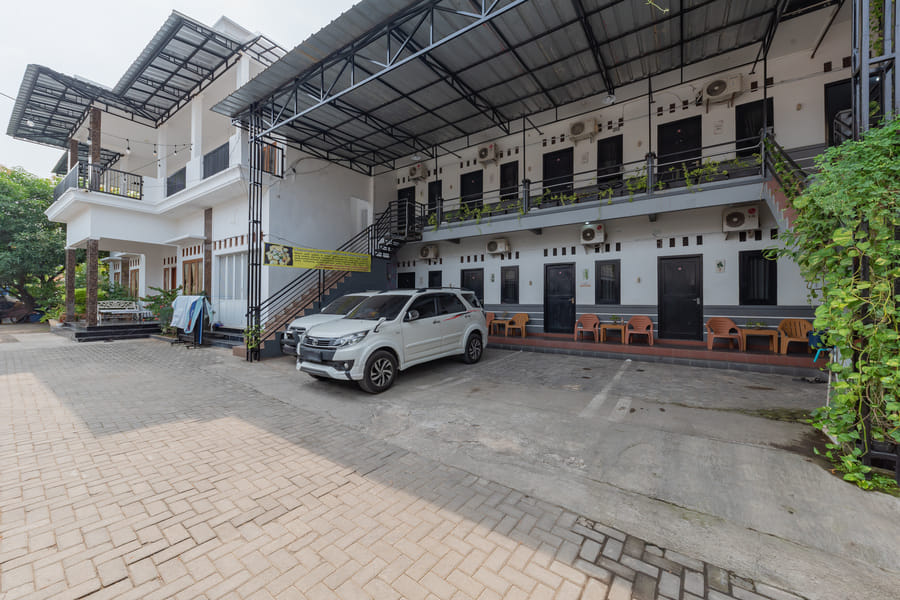 RedDoorz Syariah near Ciledug Station