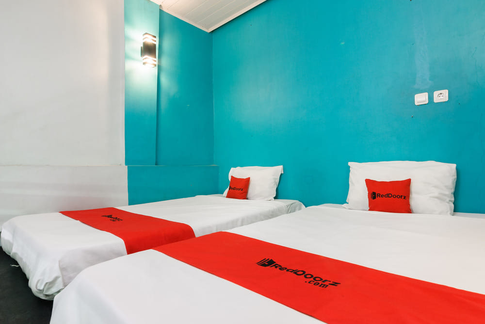 RedDoorz Twin Room