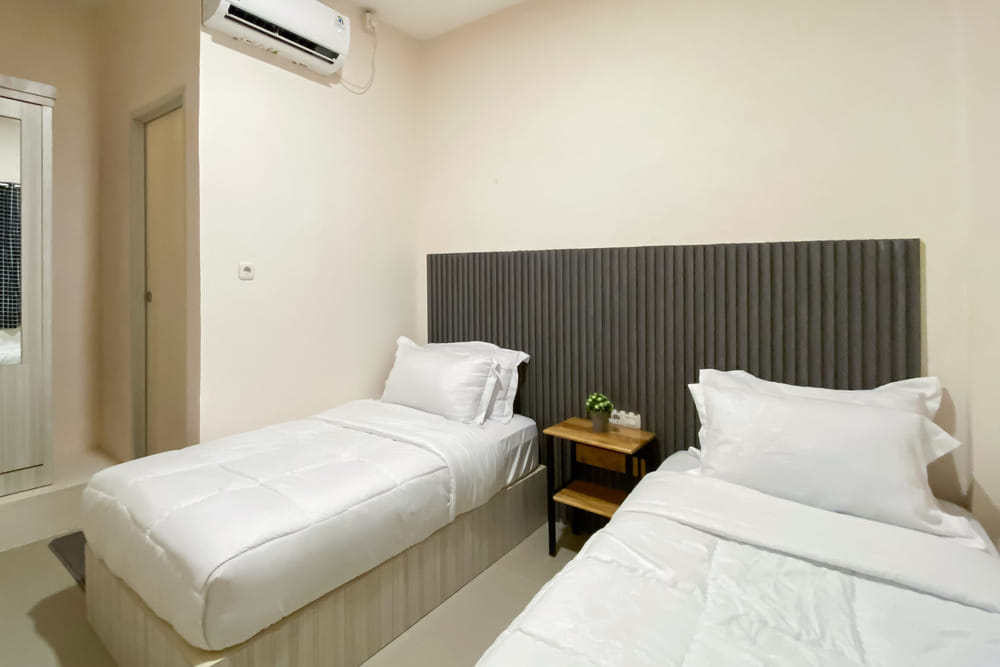 RedDoorz Twin Room