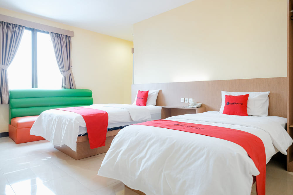 RedDoorz Deluxe Twin Room