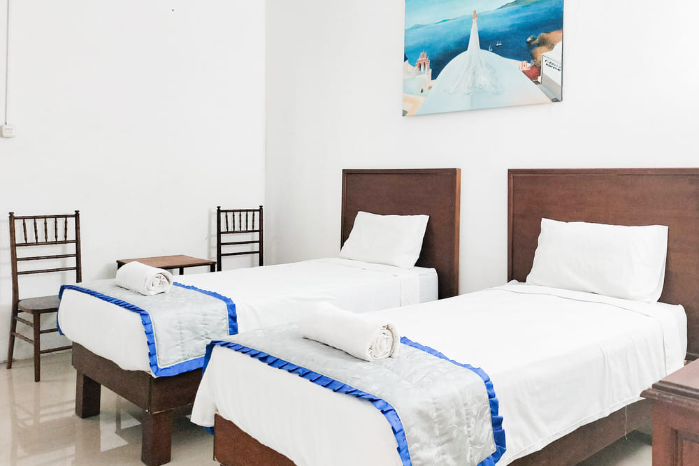RedDoorz Twin Room