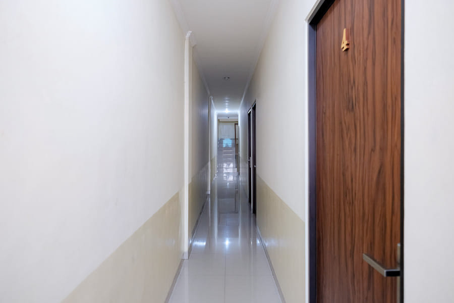 RedDoorz @ Jalan Biak Roxy Jakarta