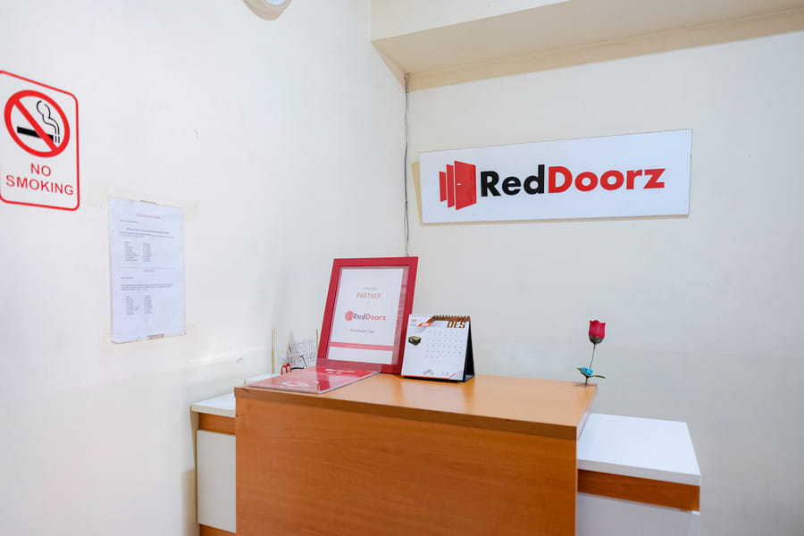 RedDoorz @ Jalan Biak Roxy Jakarta