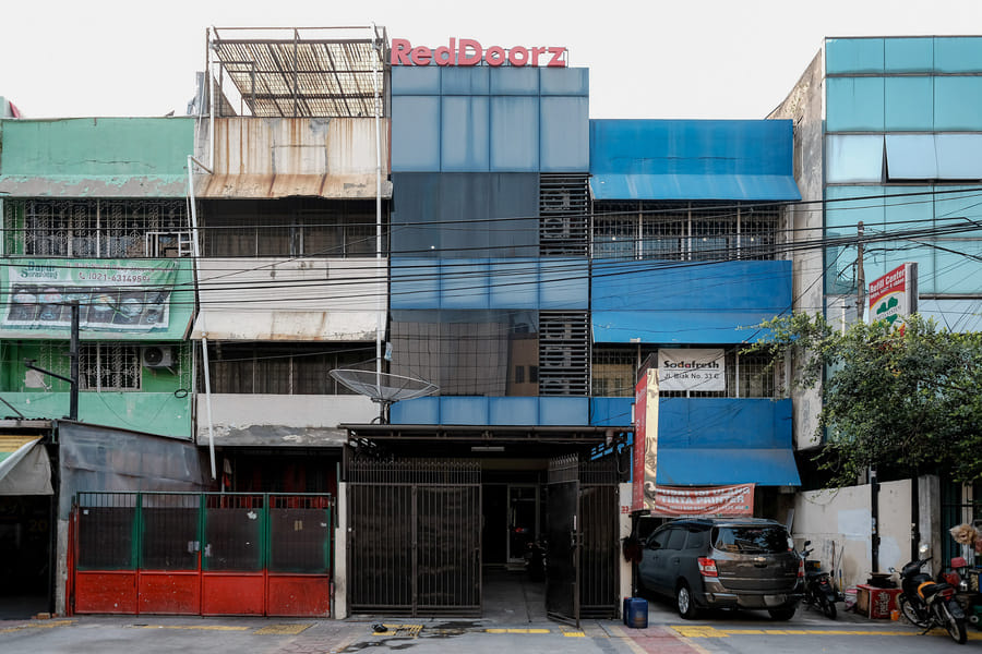 RedDoorz @ Jalan Biak Roxy Jakarta