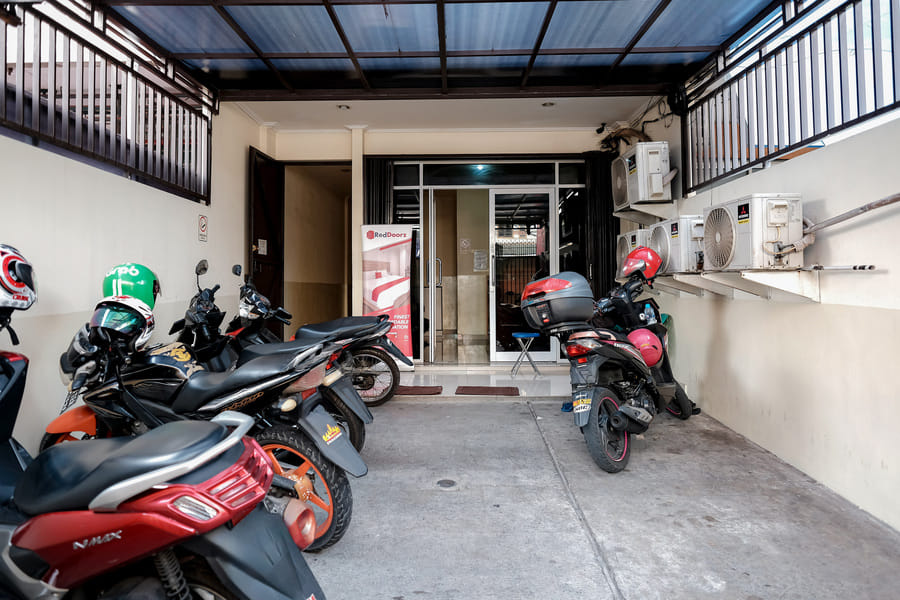 RedDoorz @ Jalan Biak Roxy Jakarta