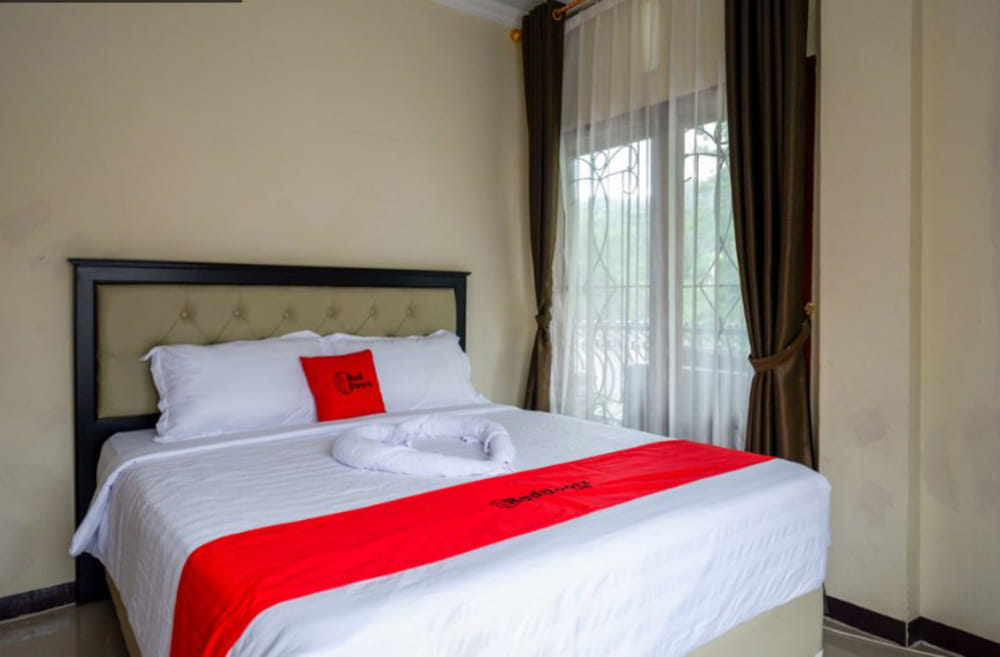 RedDoorz Deluxe Room