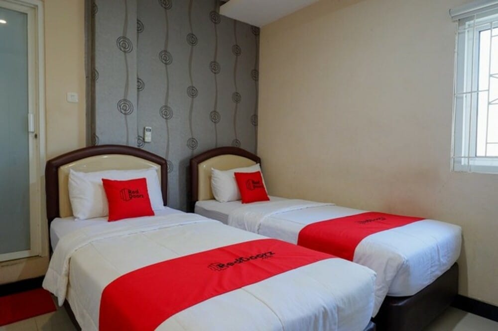 RedDoorz Twin Room