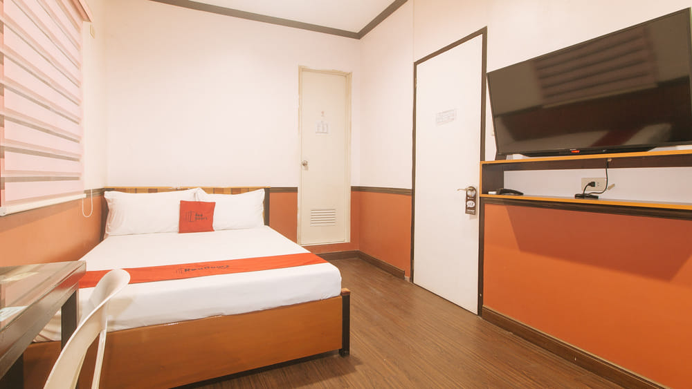 RedDoorz Deluxe Room