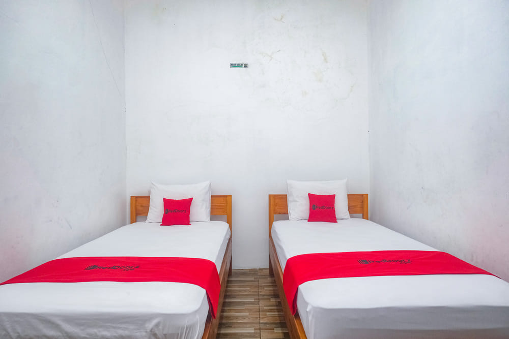 RedDoorz Twin Room