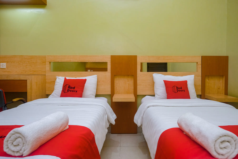 RedDoorz Twin Room