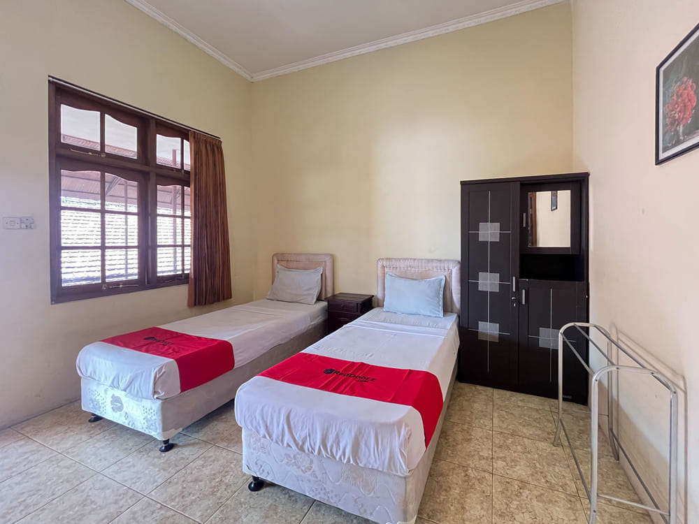 RedDoorz Twin Room