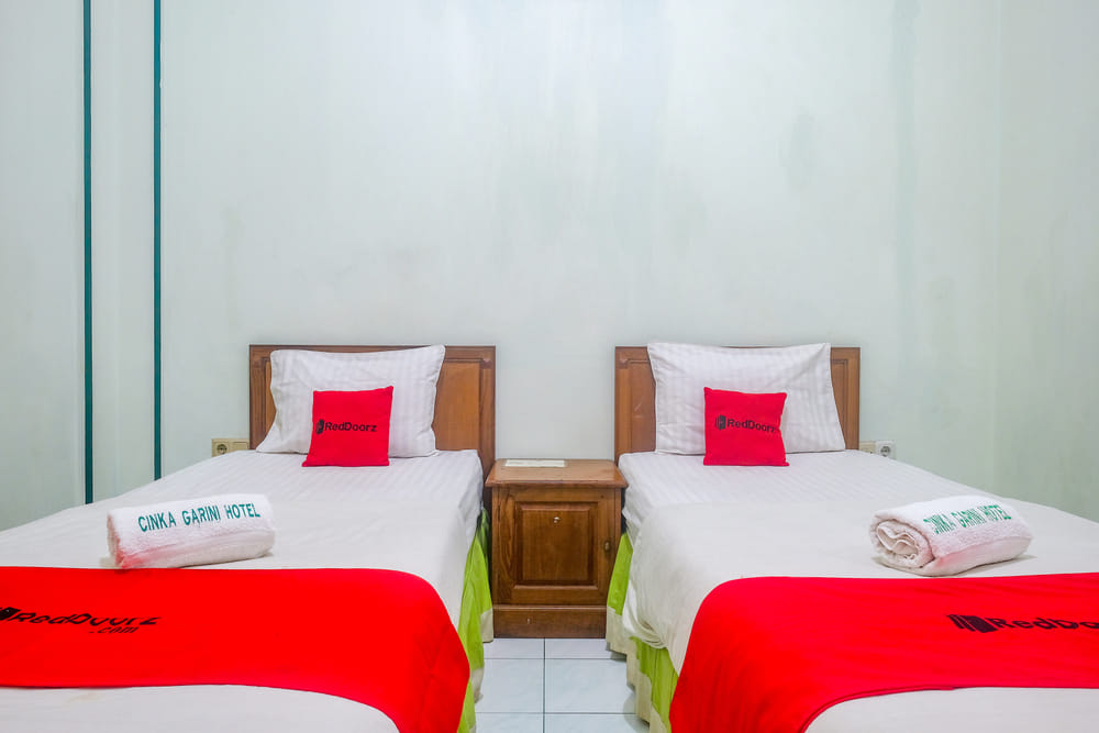 RedDoorz Twin Room