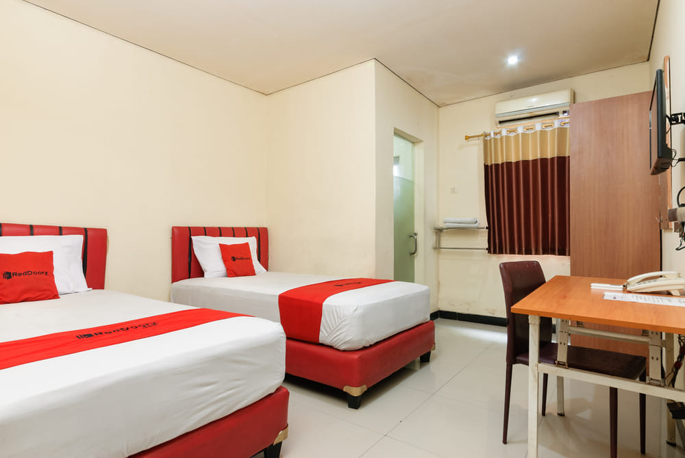 RedDoorz Twin Room