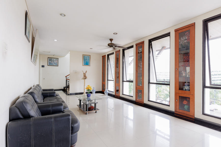 RedDoorz Plus near Green Pramuka Square Mall