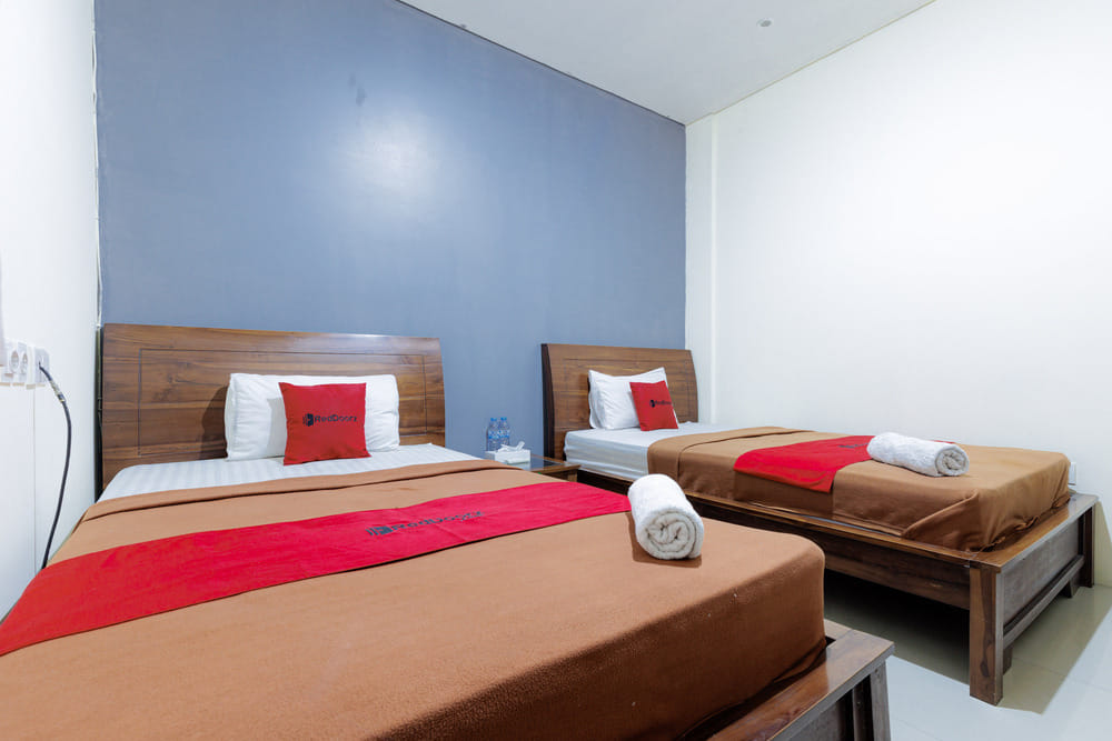 RedDoorz Twin Room