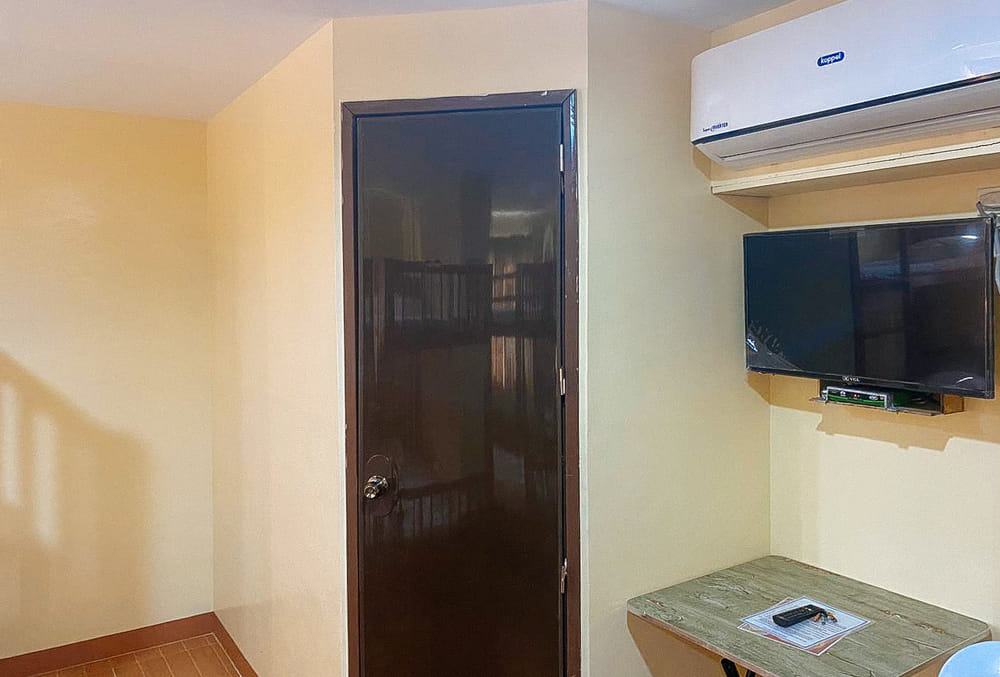 RedDoorz Family Room (8 Adults)