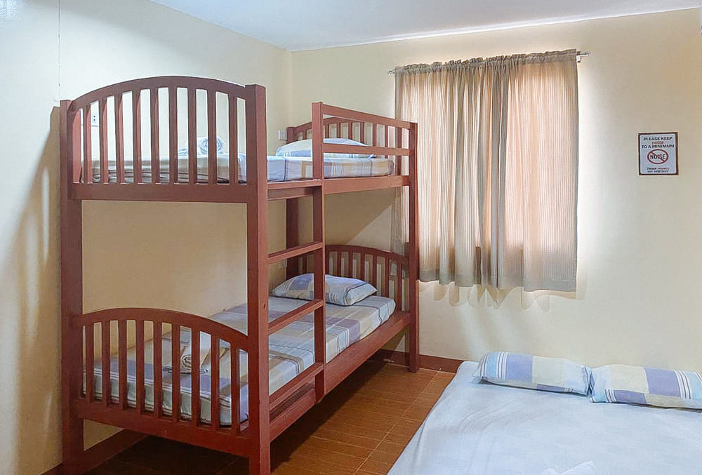 RedDoorz Quadruple Room