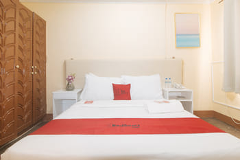 RedDoorz Premium @ THE GRAND PENINSULA SUITES