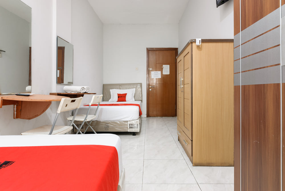 RedDoorz Twin Room