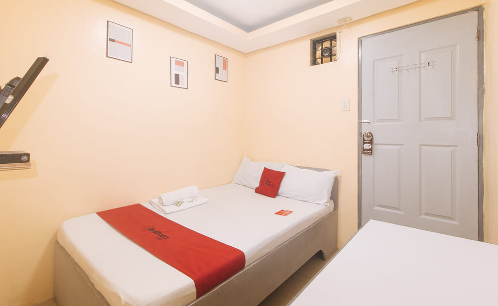 RedDoorz Deluxe Room