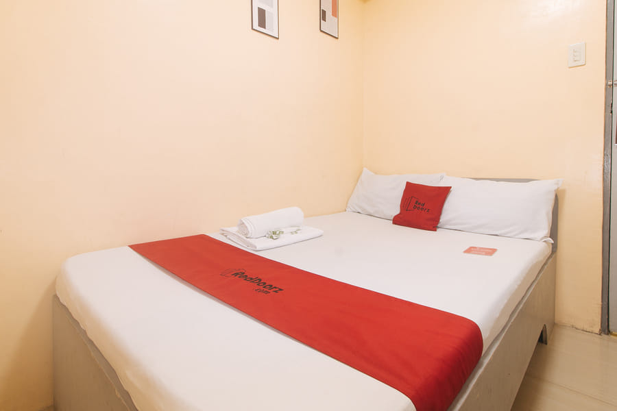 RedDoorz @ LYOTO Bed and Breakfast near NAIA