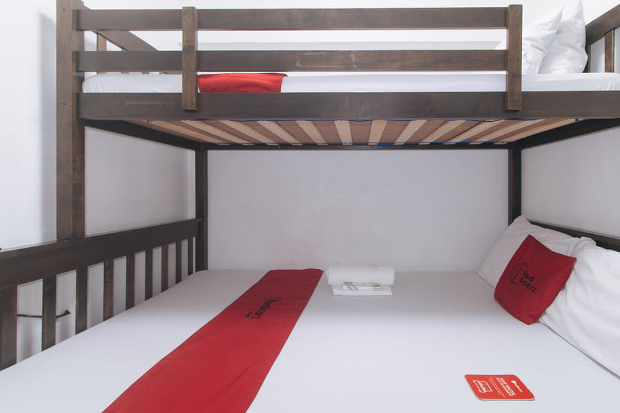 RedDoorz @ LYOTO Bed and Breakfast near NAIA