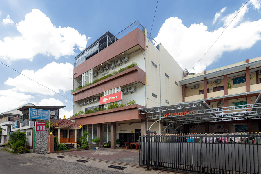 RedDoorz Syariah near Universitas Jember