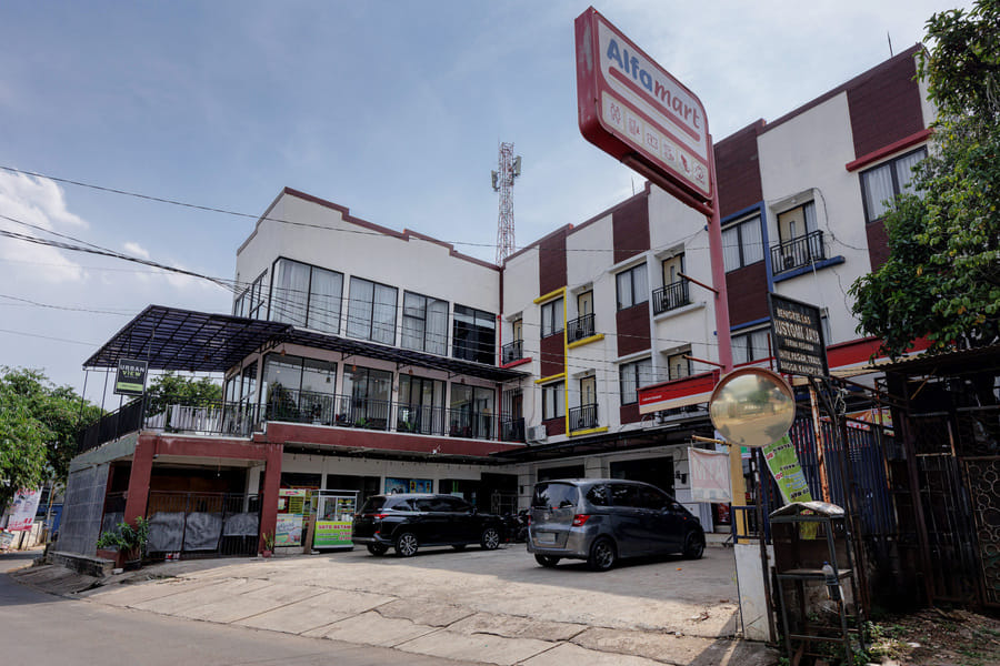 Urbanview SRB Near Mall Ciputra Cibubur