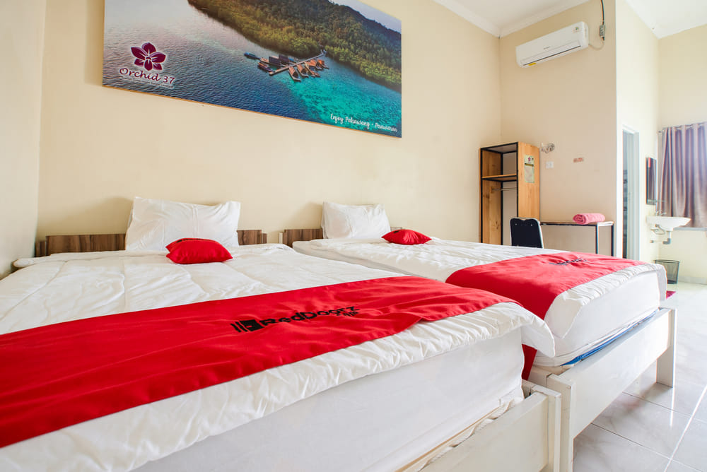 RedDoorz Twin Room