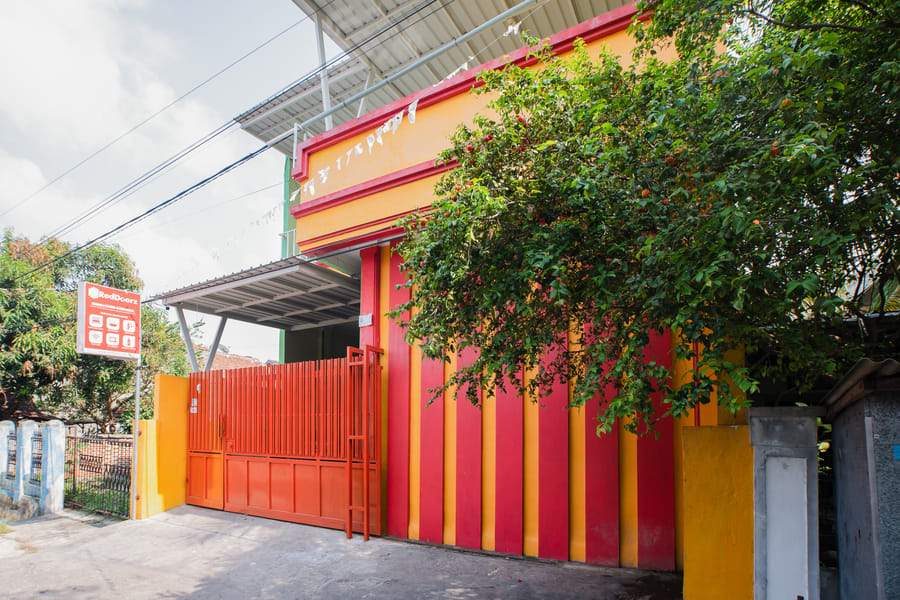 RedDoorz Syariah @ Shakira Alesha Enggal