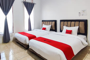 RedDoorz Syariah Near RSUP Dr. M. Djamil Padang