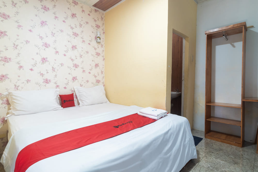 RedDoorz Deluxe Room