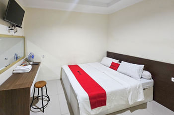 RedDoorz Syariah Nanna Homestay Near Dino Park