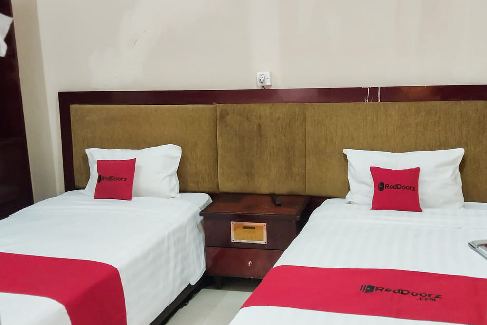 RedDoorz Twin Room
