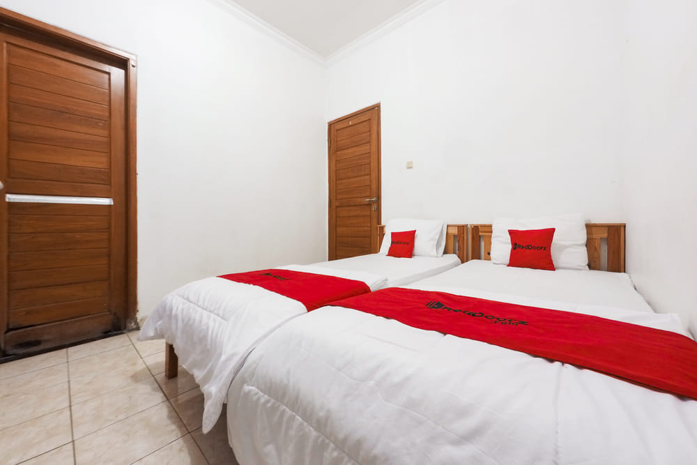 RedDoorz Twin Room