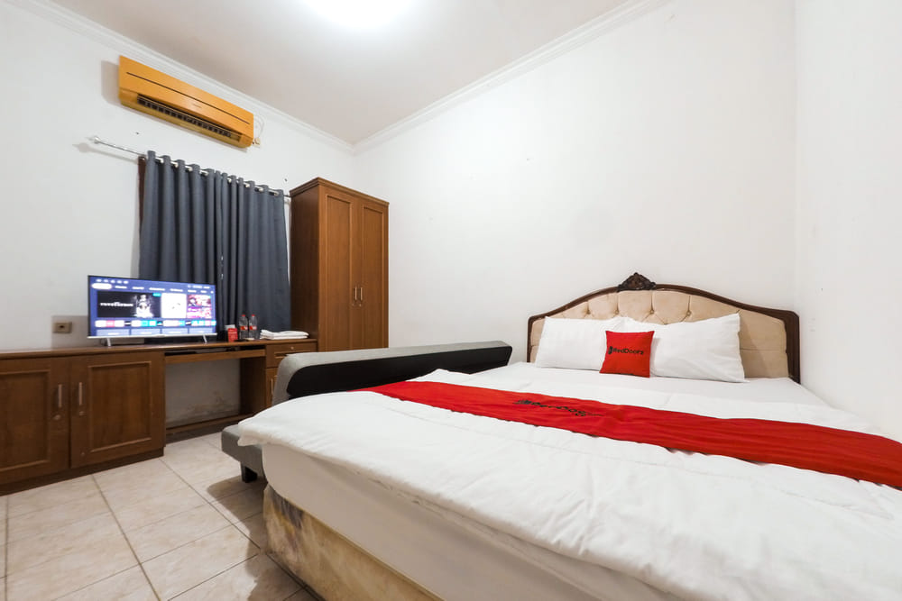 RedDoorz Deluxe Room