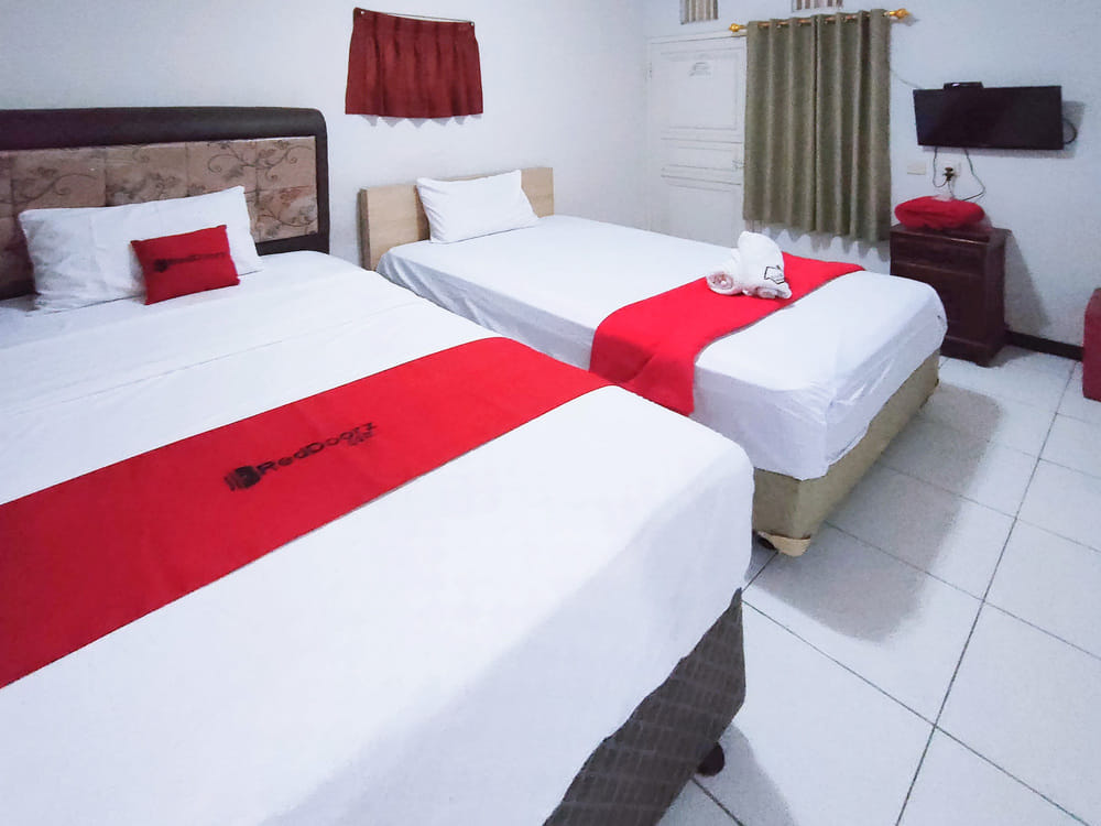 RedDoorz Deluxe Twin Room